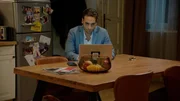 Nihat (Timur &Uuml;lker) sucht Mittel und Wege, um sein Problem zu l&ouml;sen.