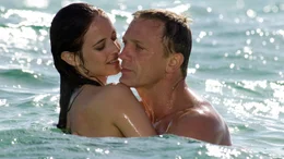 Vesper Lynd (Eva Green) planscht mit Bond (Daniel Craig)  Photo Credit: Jay MaidmentVesper Lynd (Eva Green) planscht mit Bond (Daniel Craig)  Photo Credit: Jay Maidment