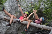 Kaya und Jolina (v.l.n.r.) beim Klettern in den Bergen.