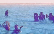 Einheimische der Nord-Sentinel-Insel schwimmen im Meer.