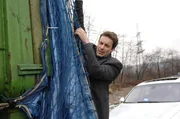 Chris (Gedeon Burkhard) hängt sich an den verfolgten LKW. Chris (Gedeon Burkhard) hängt sich an den verfolgten LKW.