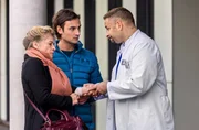 Ivo Maric (Jakob D’Aprile, M.) staunt nicht schlecht, als seine Großmutter Lana "Baba" Maric (Gabrielle Scharnitzky, l.) plötzlich unangemeldet vor dem JTK auftaucht und Dr. Matteo Moreaus (Mike Adler, r.) prüfender Blick auf die Schwellung nichts Gutes verheißt. Ivo Maric (Jakob D’Aprile, M.) staunt nicht schlecht, als seine Großmutter Lana "Baba" Maric (Gabrielle Scharnitzky, l.) plötzlich unangemeldet vor dem JTK auftaucht und Dr. Matteo Moreaus (Mike Adler, r.) prüfender Blick auf die Schwellung nichts Gutes verheißt.
