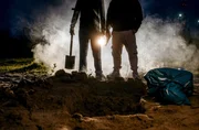 Nachgestellte Szene f&uuml;r &bdquo;ARD Crime Time &ndash; Blutspur der Zigaretten-Mafia&ldquo;: Mitglieder der vietnamesischen Mafiabande vergraben zwei vietnamesische Zigarettenschmuggler einer verfeindeten Bande bei Burg im Mai 1995. Sie wurden mit Kopfsch&uuml;ssen hingerichtet. Die Toten sind zwei Opfer aus einer Mordserie im Milieu des illegalen Zigarettenhandels in der ersten H&auml;lfte der 1990er-Jahre in Ostdeutschland.