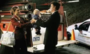 Dr. Brennan (Emily Deschanel, l.); Booth (David Boreanaz, r.)