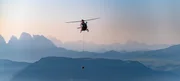 Landesflugrettungshubschrauber mit Dolomitenpanorama im Hintergrund. Landesflugrettungshubschrauber mit Dolomitenpanorama im Hintergrund.