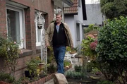 Als niemand &ouml;ffnet, l&auml;uft Finn (Sven Martinek) auf die R&uuml;ckseite des Hauses.