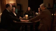 Séance bei Medium Tatjana Rosinski (Sabine Vitua, M.), mit (v.li.) Herrn Töteberg (Stephan A. Tölle), Frau Bleckmann (Regine Hentschel), Maike Bülow (Anna Grisebach) und Lars Nolden (Dirk Böhling). Séance bei Medium Tatjana Rosinski (Sabine Vitua, M.), mit (v.li.) Herrn Töteberg (Stephan A. Tölle), Frau Bleckmann (Regine Hentschel), Maike Bülow (Anna Grisebach) und Lars Nolden (Dirk Böhling).