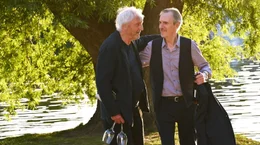 Der Antiquar Heinz (Stephan Bissmeier, re.) ermutigt Georg (G&uuml;nther Maria Halmer, li.) zu einem romantischen Wagnis.