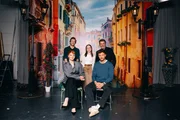 Die Ragazzi des Tages von links: In der vorderen Reihe sitzen die Hosts Sophie Passmann und Tommi Schmitt und hinter ihnen stehen Tobias Krell alias "Checker Tobi", Maria Ziffy sowie Thomas Anders.
