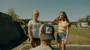 Auf dem Campingplatz stimmt etwas nicht: Andrine (Selma Adeline Opedal, links) und Lea (Sofia Haug Khoury, rechts) schicken Max (Mitte) vor.