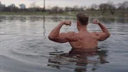 Hendrik beim Eisbaden in der Donau. Hendrik beim Eisbaden in der Donau.