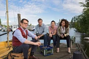Der gewaltsame Tod eines Pferdehofbesitzers besch&auml;ftigt Lars (Ingo Naujoks, l.), Finn (Sven Martinek, 2.v.l.), Nina (Julia Sch&auml;fle, 2.v.r.) und Zobel (Proschat Madani, r.).