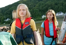 An Bord des Schiffes seines Gro&szlig;vaters lernt Jonas (Sammy Scheuritzel, li.) die nette Lucy (Stella Kunkat) kennen.