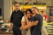 Moni hat extra einen Erntehelfer engagiert, damit Yvi Bartl auf der Alm besuchen kann. Von links: Mike Preissinger (Harry Blank), Monika Vogl (Christine Reimer), Yvonne Preissinger (Alexa Eilers) und Veronika Brunner (Senta Auth).