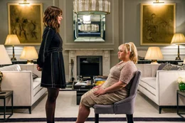Josephine Chesterfield (Anne Hathaway, l.) und Penny Rust (Rebel Wilson)    +++ Die Verwendung des sendungsbezogenen Materials ist nur mit dem Hinweis und Verlinkung auf RTL+ gestattet. +++