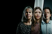 Drei Lebenswelten, drei Wahrheiten: "Zwischen uns die Wahrheit" blickt hinter Überzeugungen – und auf die Menschen dahinter. Von links: Claudia, Cecilia und Fritz Drei Lebenswelten, drei Wahrheiten: "Zwischen uns die Wahrheit" blickt hinter Überzeugungen – und auf die Menschen dahinter. Von links: Claudia, Cecilia und Fritz