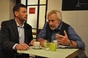 Wegen Huberts Alleingang muss Martin seine Altkunden bel&uuml;gen. Von links: Herr Kleinhuber (Gottfrid Michl) und Martin Kirchleitner (Hermann Giefer).