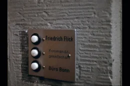 Klingelschild der Bonner Stabsstelle des Flick-Konzerns &ndash; von hier aus wurden die Spitzen der Republik korrumpiert.