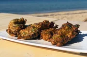 In Thassos sind alle verrückt nach Kolokithokeftedes, den leckeren und gesunden Gemüsepuffern – Diamando kennt das perfekte Rezept. In Thassos sind alle verrückt nach Kolokithokeftedes, den leckeren und gesunden Gemüsepuffern – Diamando kennt das perfekte Rezept.