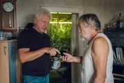 Von links: Kriminalhauptkommissar Ivo Batic (Miroslav Nemec) überlässt Werner Kraut (Klaus Stiglmeier) einige der konfiszierten Joints - stellt ihm dafür aber eine Bedingung. Von links: Kriminalhauptkommissar Ivo Batic (Miroslav Nemec) überlässt Werner Kraut (Klaus Stiglmeier) einige der konfiszierten Joints - stellt ihm dafür aber eine Bedingung.