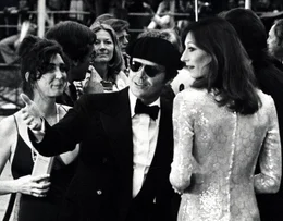 Jack Nicholson and Anjelica Huston (Photo by Ron Galella/WireImage) No one can resist his killer smile. With his immediately recognizable physique, Jack Nicholson is a far cry from the Californian playboy, at once undeniably sexy, yet singularly scary... How did this common young man become the icon of counterculture overnight? His sharp eye and arched brow give his disarming magnetism a hint of menace, as if he might go for your throat at any moment with a howl of Machiavellian laughter. In a Hollywood career spanning more than 50 years, Nicholson has conquered everyone, becoming the archetypal star who lives according to his own rules. With more than 60 movie credits to his name, and having worked with many of the best directors, from Roman Polanski to Stanley Kubrick, Elia Kazan, Michelangelo Antonioni and Martin Scorsese, Jack Nicholson has helped to redefine the notion of actor and remodel the American cinema landscape. Unmoved by critical approval, polemic, or convention, Nicholson remains the most elusive of American actors. For more than five decades, he has hauled his frame through Hollywood like a predator stalking the jungle, always on the alert, never satisfied, and fiercely free.