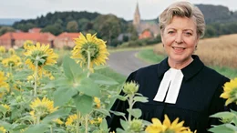 Carla Bergmann (Marie-Luise Marjan) hat viele Jahre im Ausland verbracht und &uuml;bernimmt nun eine kleine Gemeinde im Sauerland.