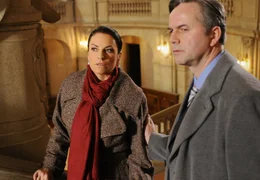 An der Seite ihres Anwalts (Christian Leonard) fasst Victoria (Christine Neubauer) den Mut, ihrem Erpresser vor Gericht gegen&uuml;ber zu treten.