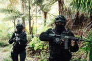 Der Schütze ist auf der Flucht - sofort wird über Waitote der Ausnahmezustand und ein Lockdown verhängt; bewaffnete Einheiten (unbekannte Darsteller) suchen nach dem Täter. Der Schütze ist auf der Flucht - sofort wird über Waitote der Ausnahmezustand und ein Lockdown verhängt; bewaffnete Einheiten (unbekannte Darsteller) suchen nach dem Täter.
