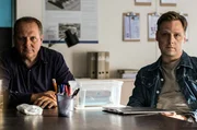 Major Wenger (Thomas K&uuml;gel, l.) und Ulf Markwart (Christoph Letkowski) ermitteln gegen Furrer.