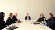 Isabel von Brede (Sabine Postel, 2.v.r.) verteidigt Richter Greinert (Thomas Kügel, r.), dem vorgeworfen wird, er arbeite zu langsam und schaffe viel weniger Fälle als seine Kollegen (Komparsen) vor Richterin Böge (Birgit Berthold, 2.v.r.) und Sonja Ziedrich (Nadja Engel, M.). Isabel von Brede (Sabine Postel, 2.v.r.) verteidigt Richter Greinert (Thomas Kügel, r.), dem vorgeworfen wird, er arbeite zu langsam und schaffe viel weniger Fälle als seine Kollegen (Komparsen) vor Richterin Böge (Birgit Berthold, 2.v.r.) und Sonja Ziedrich (Nadja Engel, M.).