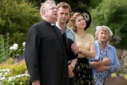 Father Brown (Mark Williams l.), Sid Carter (Alex Price, 2.v.l.), Lady Felicia (Nancy Carroll, 2.v.r.) und Mrs. McCarthy (Sorcha Cusack, r.) halten stets zusammen.