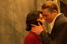 Eve Hewson als Nenette, Charlie Hunnam als Henri &laquo;Papillon&raquo; Charri&egrave;re