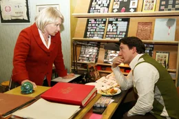 Brigitte Neumeister (Tante Hertha), Robert Palfrader (Herbert).