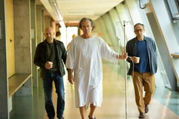 v.li.: Kalle (J&uuml;rgen Vogel), Arthur (Heiner Lauterbach) und Yus (Hilmi S&ouml;zer) im Krankenhaus.