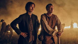 L-R: Anton Eklund (Gustav Lindh) und Ludvig Kahlen (Mads Mikkelsen).