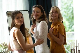 Kurz vor der Hochzeit: Sophie (Lara Aylin Winkler), Antonia (Janina Uhse) und Luna (Lisa-Marie Koroll).