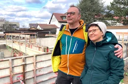 Werden sie hier irgendwann einziehen? Klaus D&ouml;lker und Uta Grams auf der Baustelle des Pfrondorfer Neschtles.