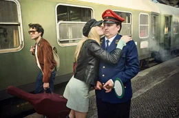 Abfahrt in M&uuml;nchen: Die S&auml;ngerin Carla (Alli Neumann) und ihr Freund Sasha Goldberg (Jeff Wilbusch, l.) schaffen es gerade noch in den Zug.