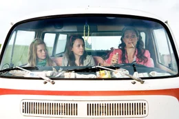 Karla (Elena Arndt-Jensen, li.) und Katrina (Nanna Finding, Mi.) fahren mit der verr&uuml;ckten Dana zum Sommerhaus.