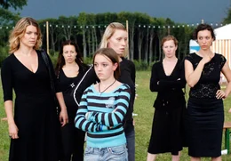 Carmen (Kathrin Resetarits), Nina (Nina Proll), Nicole (Gabriela Heged&uuml;s), Brigitte (Birgit Minichmayr) und Alex (Ursula Strauss, v.l.) mit Nicoles Tochter Daphne (Ina Strnad, vorne)
