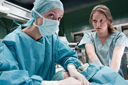 Julia Koschitz (Dr. Lydia Martischek), Alma Hasun (Assistentin Hanna).