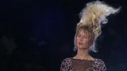 Claudia Schiffer tr&auml;gt ein Modell von Karl Lagerfeld.