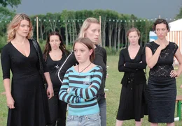 Kulturmontag: 'art.film': Premiere: "Fallen". Im Bild (v.li.): Kathrin Resetarits, Nina Proll, Ina Strnad, Gabriela Heged&uuml;s, Birgit Minichmayr, Ursula Strauss.