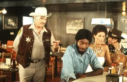 Der unsympathische und gemeine Sheriff Wallace (Ernest Borgnine, l.) schikaniert 'Spider Mike' (Franklin Alaye, 2.v.l.), Melissa (Ali MacGraw, 2.v.r.) und 'Pig Pen' (Burt Young, r.) bis aufs Blut ...