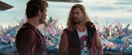 L-R: Peter Quill/Star-Lord (Chris Pratt) und Thor (Chris Hemsworth)