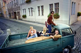 Auf dem Weg zum Zug: die S&auml;ngerin Carla (Alli Neumann) mit ihren Bandmusikern Siggi (Karl Schaper), Sasha Goldberg (Jeff Wilbusch) und Peter (Johannes Meister, re.)
