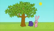 Hase und Elefant unter einem Baum.