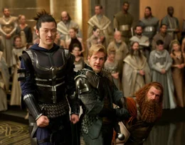 Als treue Krieger wollen Hogun (Tadanobu Asano, l.), Volstagg (Ray Stevenson, M.), Fandral (Josh Dallas, r.) und Sif ihren eigentlichen Gebietsherren suchen und dem Treiben in Asgard ein Ende bereiten, doch damit wiedersetzen sie sich dem neuen K&ouml;nig Loki ...