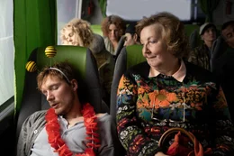Alex (Jacob Matschenz) ungewollt und verkatert im Bus nach Polen...