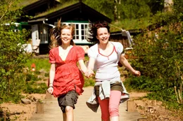 Fr&uuml;her waren Karla und Katrine die besten Freundinnen. Seit einiger Zeit aber ist Katrine so komisch, hat nur noch Jungs und SMS-Schreiben im Kopf. Einen letzten Versuch will Karla starten und l&auml;dt Katrine ein, so wie fr&uuml;her die Ferien mit ihrer Familie im Sommerhaus zu verbringen. Kurz vor der Abfahrt kommt Katrine tats&auml;chlich. &Uuml;bergl&uuml;cklich macht Karla alles, was Katrine will. Das nervt Katrine erst richtig und sie findet die Ferien hier &auml;u&szlig;erst langweilig. Doch dann treffen die beiden M&auml;dchen Jonas, einen Jungen aus dem Dorf, den gleichaltrigen Jonas, in den sich Karla sofort verliebt. Die Freundschaft zwischen Karlaund Katrine wird auf eine Probe gestellt. Doch nicht nur das: Zugleich kommen die M&auml;dchen und Jonas einer lokalen Diebesbande auf die Spur.Originaltitel: "Karla og Katrine"Festivalteilnahmen und Auszeichnungen: 51. Nordische Filmtage L&uuml;beck 2009